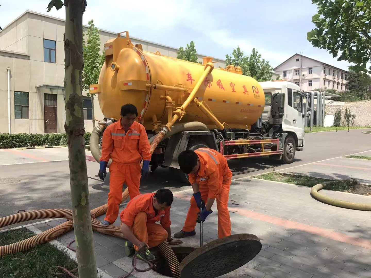 青浦管道疏通车停在窨井附近