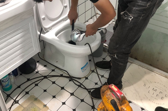 青浦马桶堵塞自己疏通还是找师傅?专业上门服务让你省时更省心